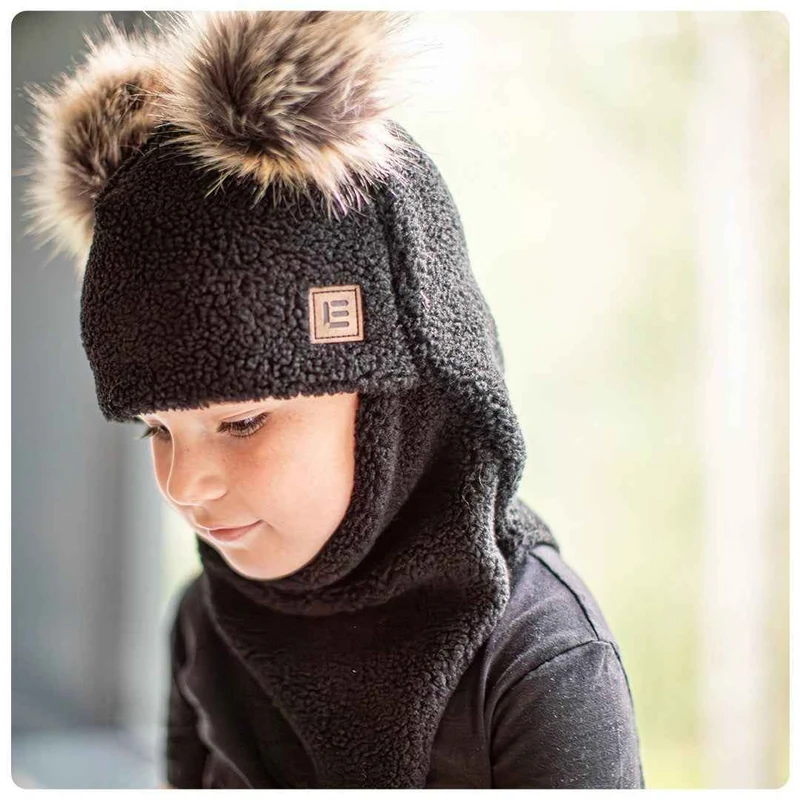 Bleiben Sie diesen Winter warm mit unserer schwarzen Merinowoll-Sturmhaube.