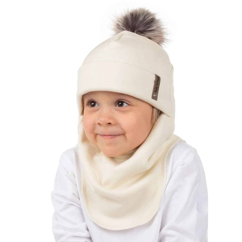 Bleiben Sie warm mit unserer weißen Merinowoll-Sturmhaube – perfekt für Abenteuer bei kaltem Wetter.