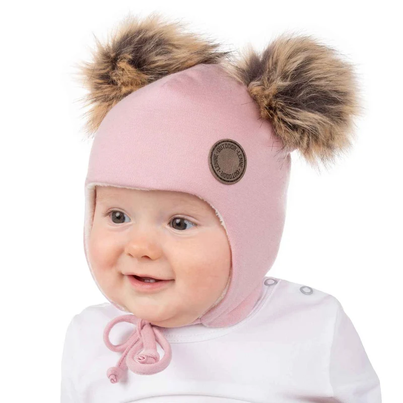 Kuschelige rosa Babymütze aus Merinowolle mit stylischen Kunstpelzbommeln