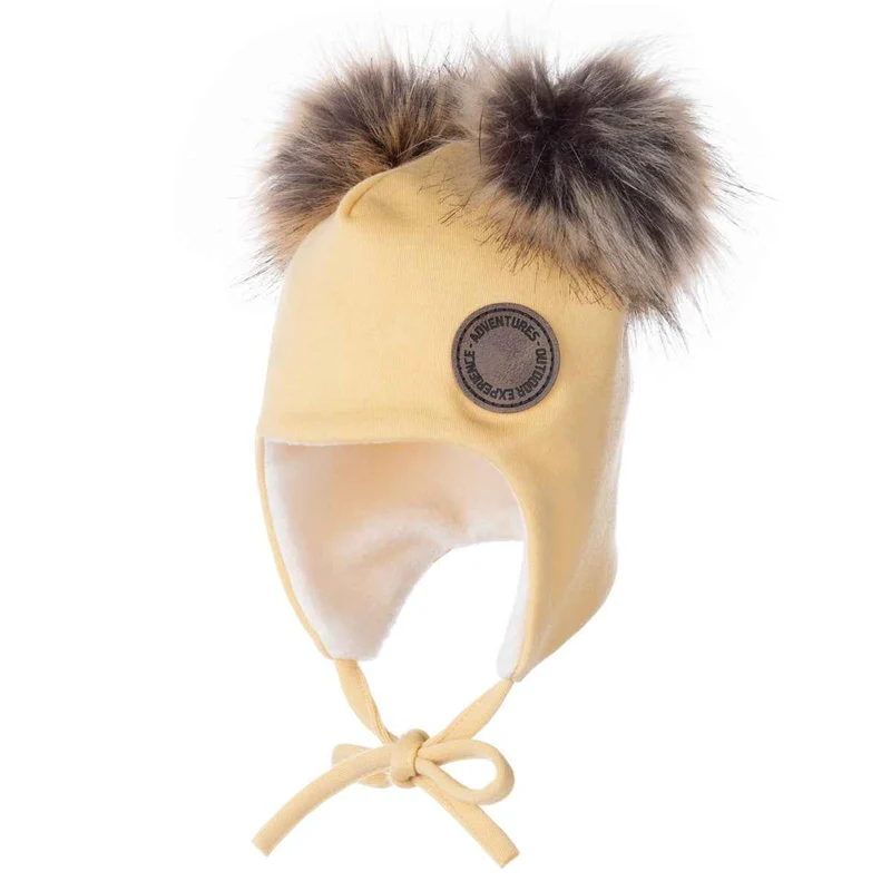 Gelbe Babymütze aus Merinowolle mit Kunstfellbommeln