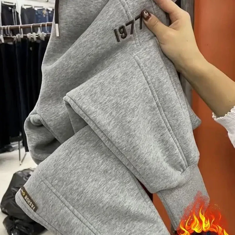 Verleihen Sie Ihrem Stil mit unserer lässigen High-Waist-Hose das gewisse Etwas.