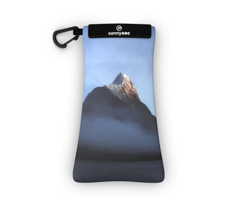 Sunnysoc MISTY MOUNTAIN Etui Brille Sonnenbrille Handy Tasche Schutzhülle Beutel Sack mit Karabinerhaken